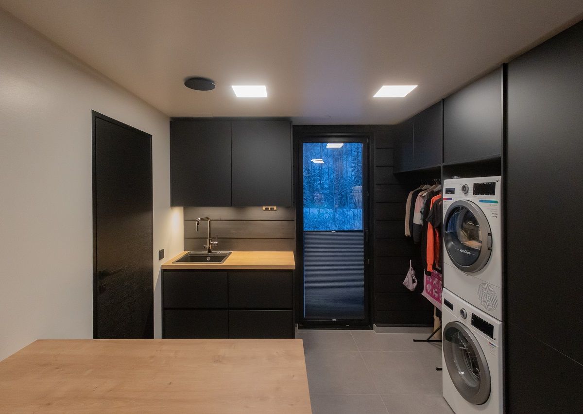 Lighting in the utility room with panel luminaires and on the worktop with LED strip lights